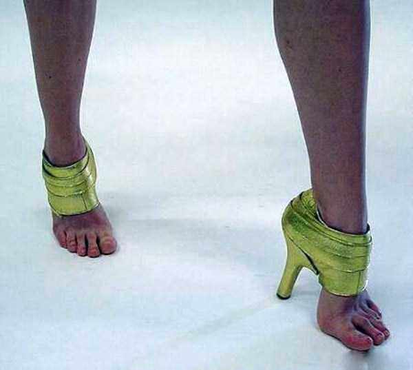 12 безглуздих пар взуття, які можуть в прямому значенні звалити з ніг - фото 10