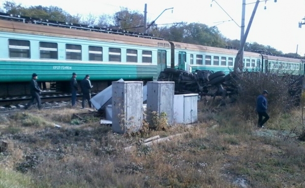 Очевидці сфотографували, як на окупованій Донеччині потяг збив автівку і зійшов з колій - фото 3