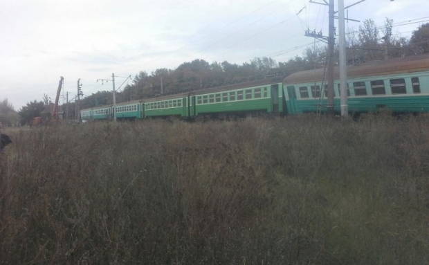 Очевидці сфотографували, як на окупованій Донеччині потяг збив автівку і зійшов з колій - фото 2