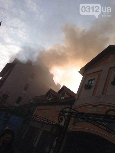 У центрі Ужгорода горять офіси - фото 1