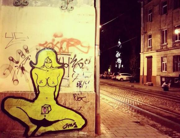 Вулиці Львова прикрасили оголеними жінками - фото 1
