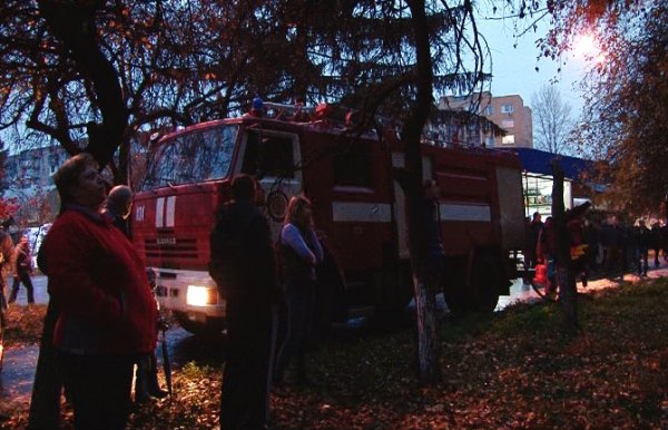 В Ужгороді із палаючого будинку евакуйовували мешканців - фото 1