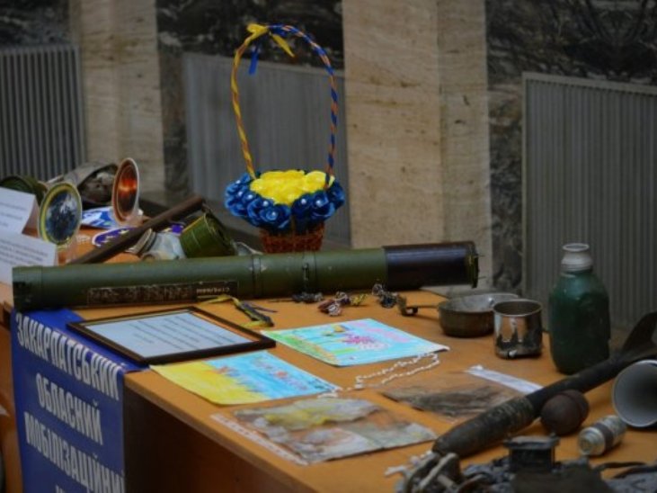 У Закарпатській ОДА показують щити та шоломи, привезені з Майдану  - фото 2