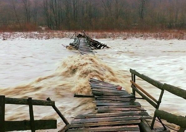 Негода на Закарпатті: велика вода руйнує мости та елекромережі  - фото 3