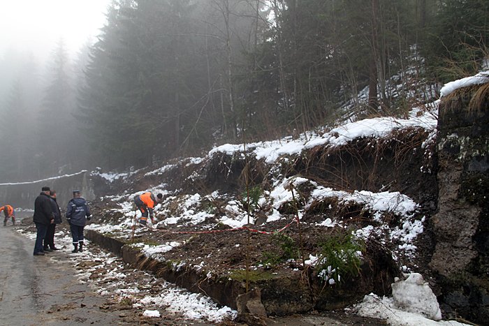 Дорогу на Синевирському перевалі завалило бетонними плитами - фото 1