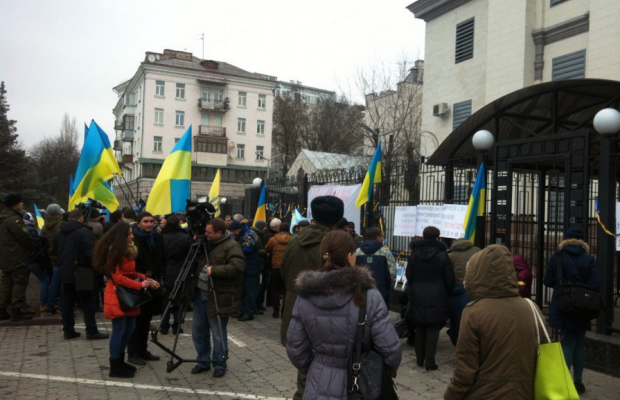 Переселенці пікетують російське посольство у Києві - фото 3