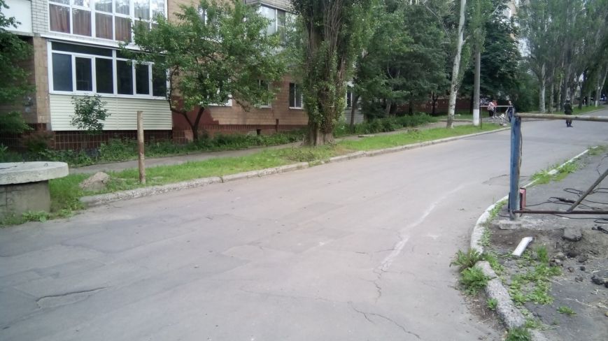 В окупованому Донецьку бойовики поставили блокпост у житловому дворі (ФОТО) - фото 3