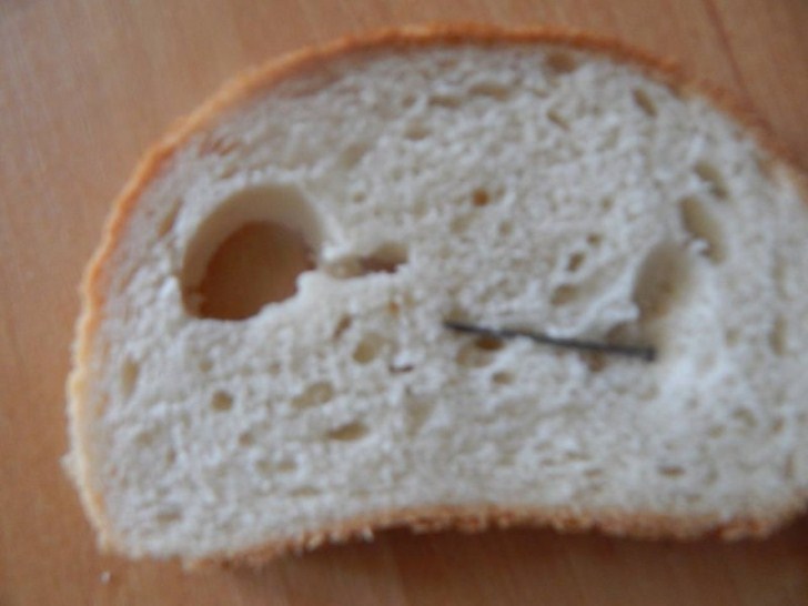 Прикарпатці знаходять у хлібі цвяхи - фото 2