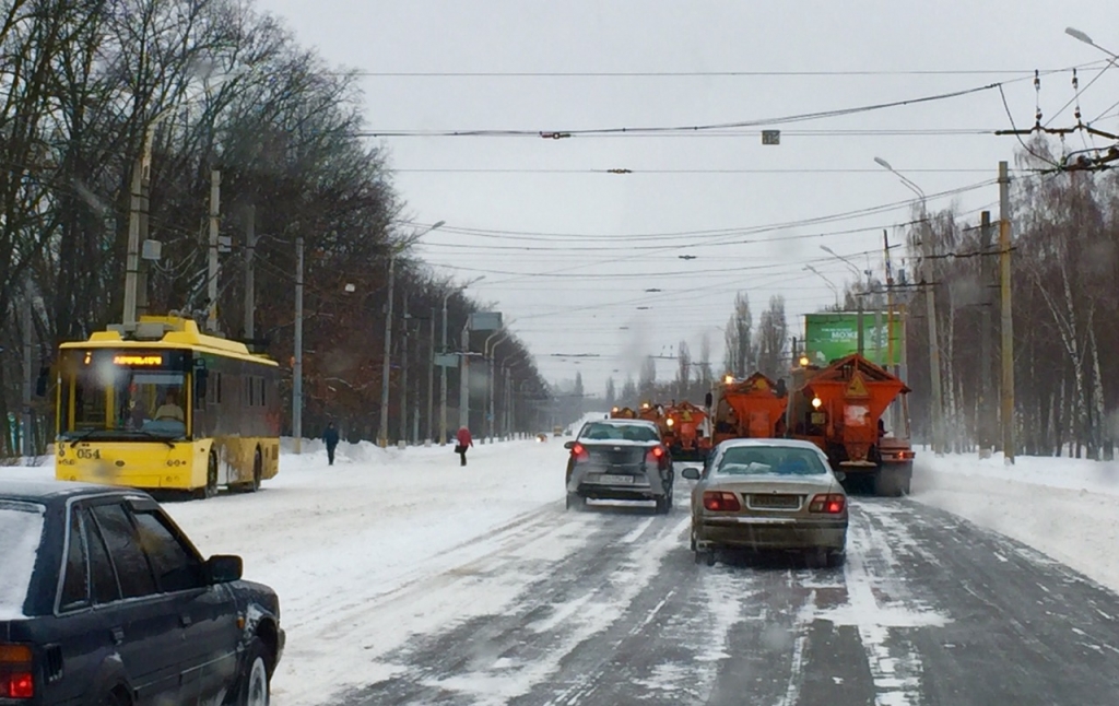Сумські дорожники вийшли на "тропу війни" проти снігу - фото 4