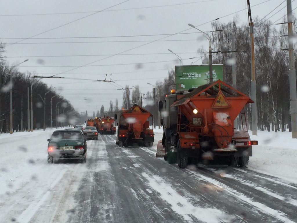 Сумські дорожники вийшли на "тропу війни" проти снігу - фото 2