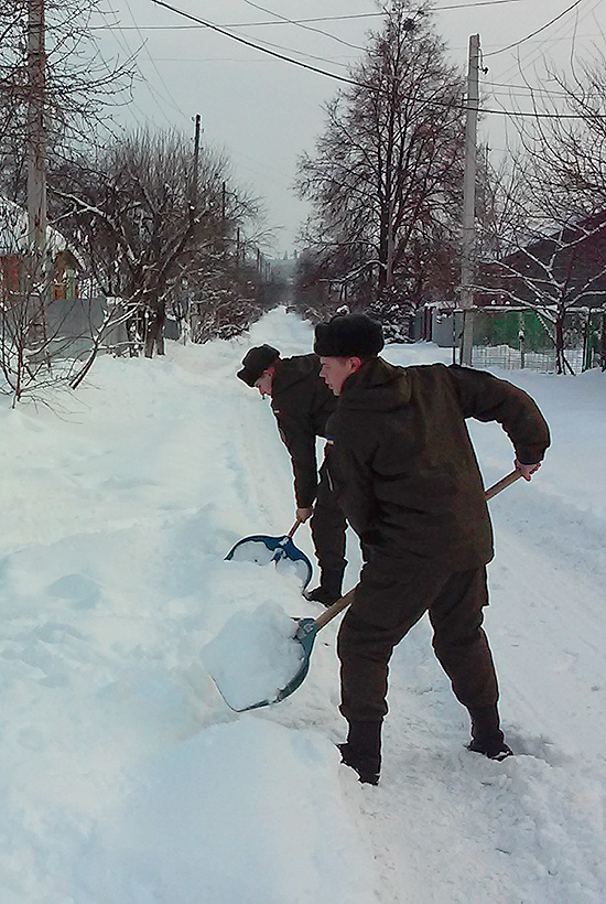"Тимурівці" з Нацгвардії допомагали сумським пенсіонерам у боротьбі зі сніговими завалами - фото 2