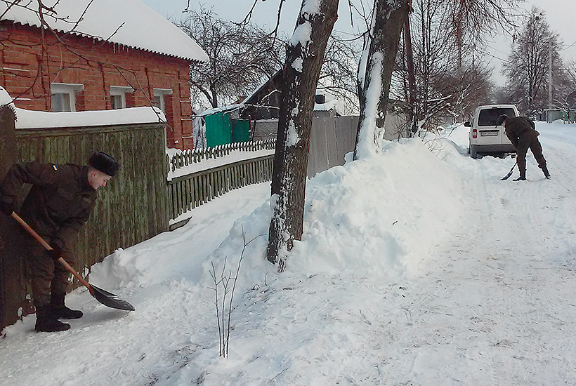 "Тимурівці" з Нацгвардії допомагали сумським пенсіонерам у боротьбі зі сніговими завалами - фото 3