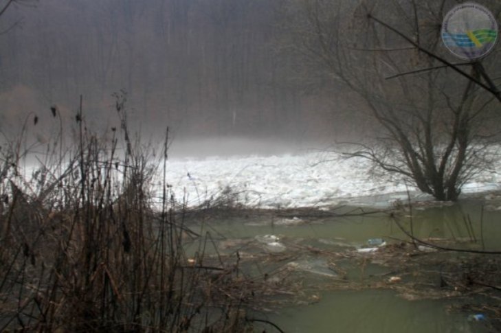 На річці Уж утворився льодовий затор довжиною два кілометри - фото 1