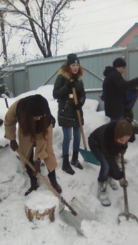 В Сумах стареньких зі снігових заметів "викопують" жінки та студенти - фото 1