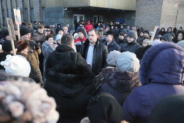 Як роззлючені мешканці Ясинуватої проганяли "новороса-невдаху" Губарєва (ФОТО) - фото 1