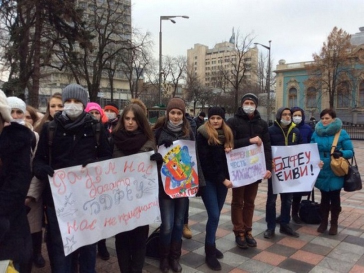 Чернівецькі студенти рушили до Києва під Верховну Раду відстоювати свій університет - фото 2