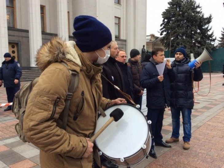 Чернівецькі студенти рушили до Києва під Верховну Раду відстоювати свій університет - фото 1