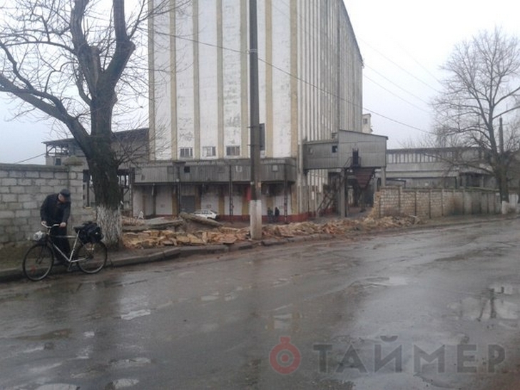 На Одещині сильний вітер повалив паркан з камня - фото 1