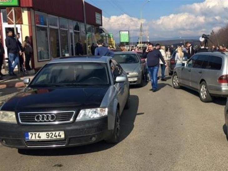 Суперечливе блокування: Як закарпатці закривають кордон з ЄС, щоб мати європейські автівки - фото 1