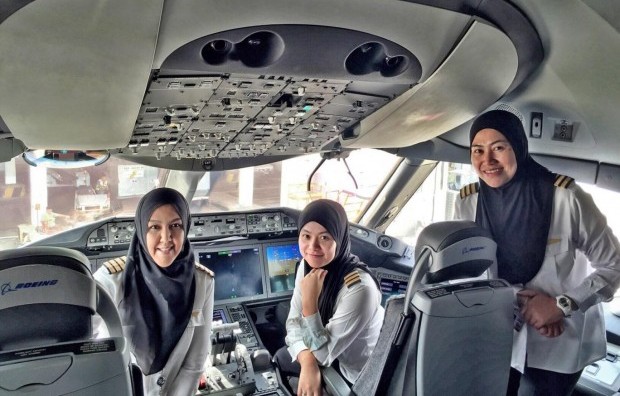 До Саудівської Аравії прилетів авіарейс з повністю жіночим екіпажем - фото 1