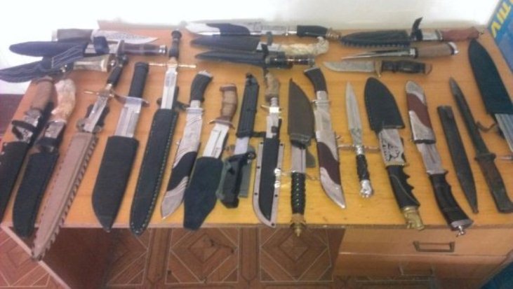 Законослухняний мукачівець здав поліції 25 кинджалів та 9 мечів - фото 1