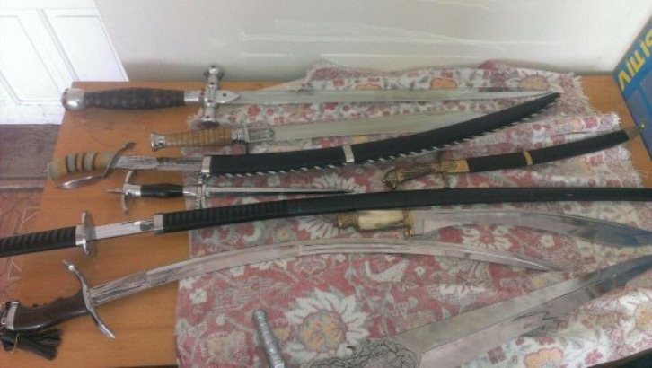Законослухняний мукачівець здав поліції 25 кинджалів та 9 мечів - фото 2