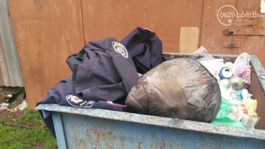 У Маріуполі в сміттєвому баку знайшли поліцейську форму підполковика (ФОТО) - фото 3