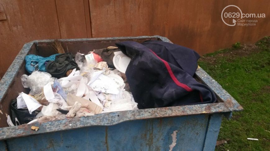 У Маріуполі в сміттєвому баку знайшли поліцейську форму підполковика (ФОТО) - фото 1