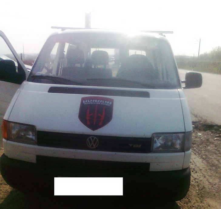 На кордоні з Донбасом затримали автівку "правосеків" повну зброї - фото 1