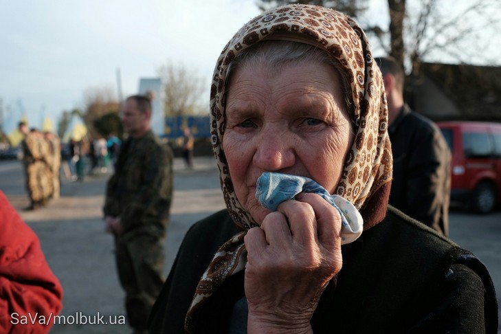 Буковинці живим ланцюгом проводжали росіянина, який загинув за Україну - фото 6