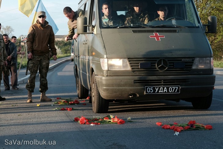 Буковинці живим ланцюгом проводжали росіянина, який загинув за Україну - фото 16