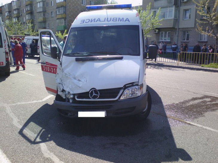 У Дніпропетровську "швидка" зіткнулась з легковим авто - фото 1