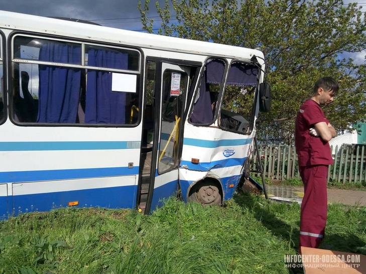 На Одещині маршрутка зіткнулася з мікроавтобусом. Є постраждалі - фото 3