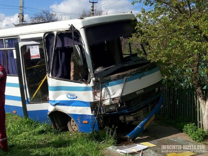 На Одещині маршрутка зіткнулася з мікроавтобусом. Є постраждалі - фото 1