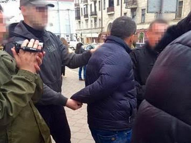 В центрі Чернівців на хабарі затримали підполковника прикордонної служби - фото 1