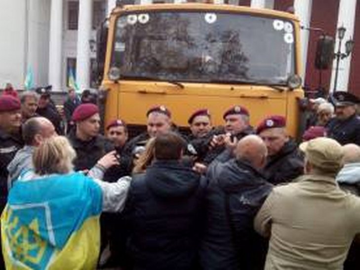 Пристрасті на Думській площі не вщухають: громадський працівник побився з радником Труханова - фото 1