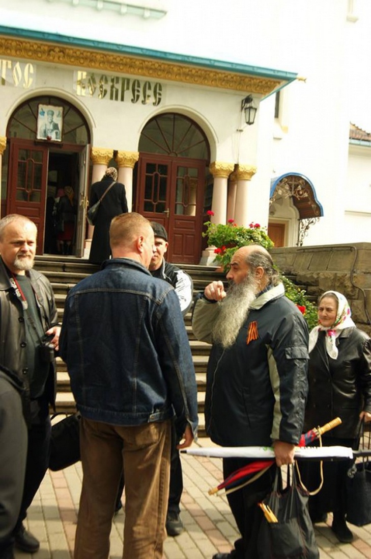 У Чернівцях віряни УПЦ МП прийшли до церкви з "колорадськими" стрічками - фото 1