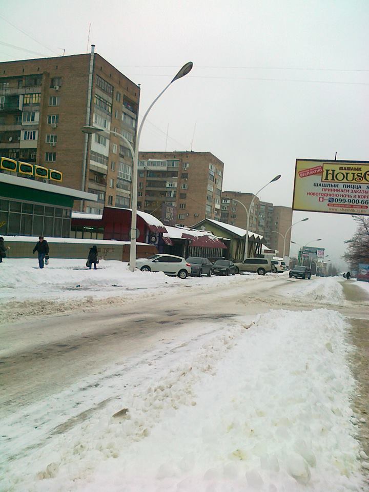 Окупаційна влада навіть не поворушилася, щоб прибрати сніг у Луганську (ФОТО) - фото 6