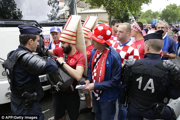 Як французька поліція обшуковує хорватських фанатів - фото 1