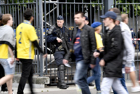 Як поліція "взялася" за фанатів Швеції та Ірландії в Парижі - фото 1