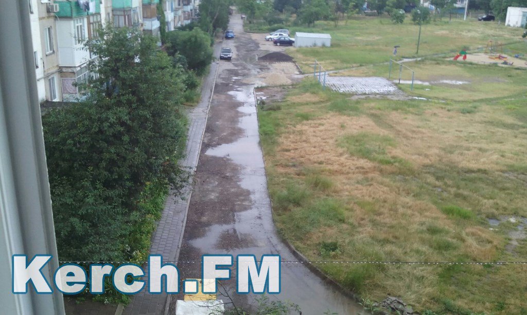 Як в окупованому Криму укладають асфальт під час зливи - фото 2 Як в окупованому Криму укладають асфальт під час зливи - фото 2