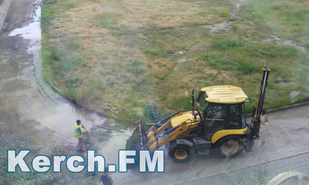 Як в окупованому Криму укладають асфальт під час зливи - фото 3 Як в окупованому Криму укладають асфальт під час зливи - фото 3