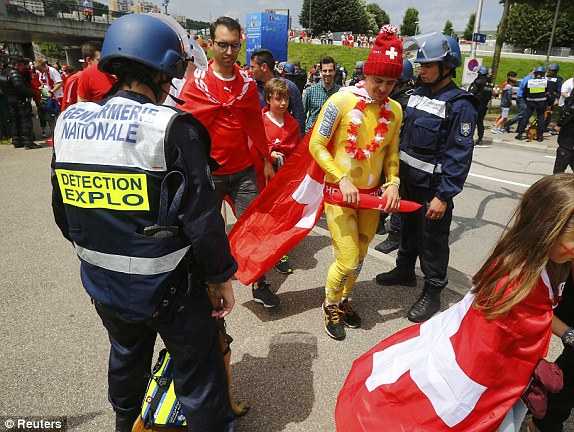 Як французькі жандарми працюють на матчі Швейцарія - Польща - фото 2