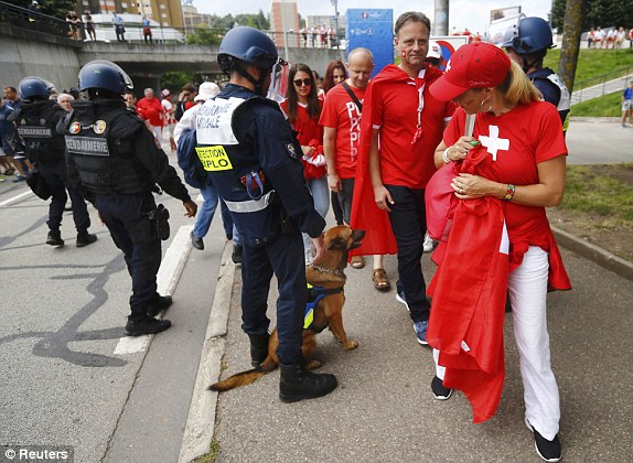Як французькі жандарми працюють на матчі Швейцарія - Польща - фото 1