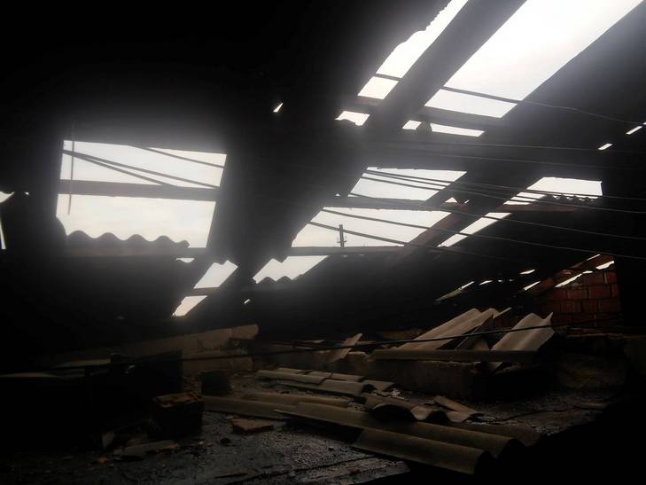 На Буковині буревій зніс частину даху в одній з районних лікарень - фото 1