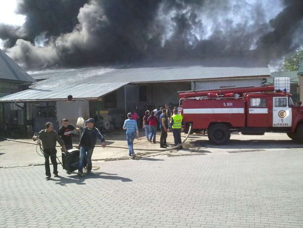 На Закарпатті чотири години гасили пожежу на деревообробному заводі (ФОТО, ВІДЕО) - фото 3
