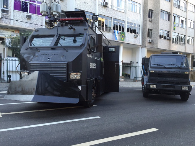 Поліцейські патрулюють Ріо-де-Жанейро на машинах-монстрах - фото 1