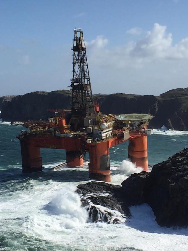У Шотландії шторм викинув на берег нафтову платформу вагою в 17 тис. тонн  - фото 1