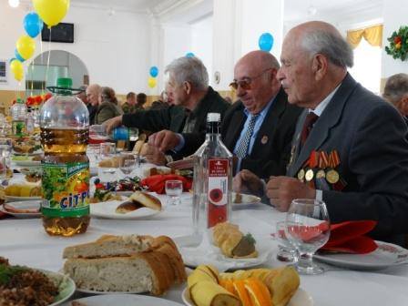 Керівники Сумщини випили і закусили на банкеті з ветеранами (ФОТОФАКТ) - фото 5 Керівники Сумщини випили і закусили на банкеті з ветеранами (ФОТОФАКТ) - фото 5