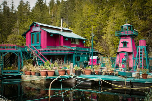 Сімейна пара з Канади побудувала будинок на воді вагою в 500 тонн - фото 5